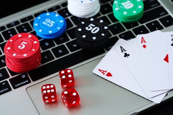 Kartu fitur hadiah dengan tampilan mobile